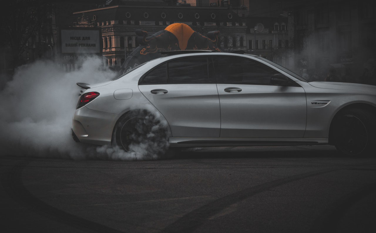 Car accelerating (source pexels-vlad-7727142)